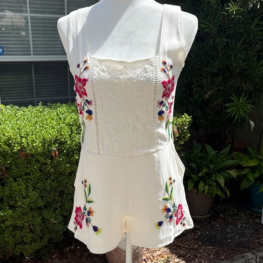 Guess Floral Embroidered White Romper - Picture 1 of 13
